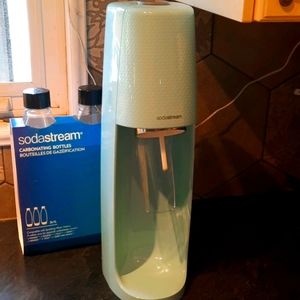 Sodastream machine and NEW bottles